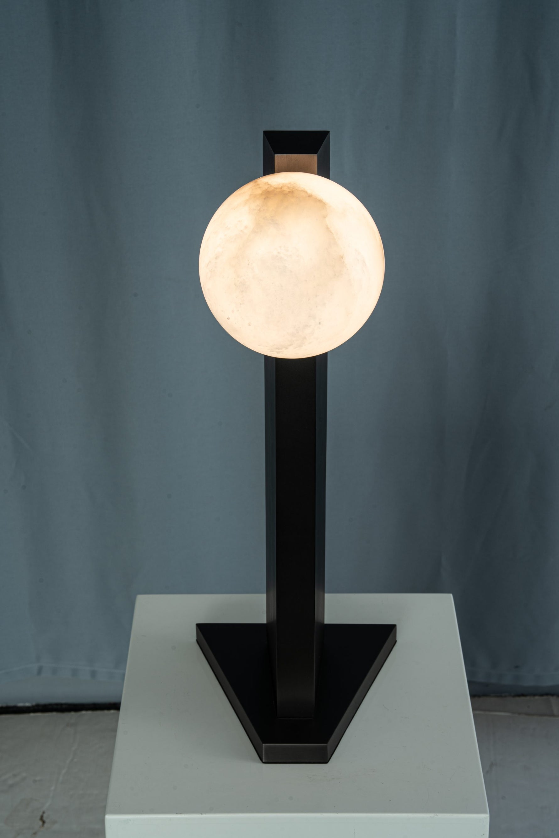 yiosi-sfera-moon-on-pedestal-mt331-1-090-032.jpg