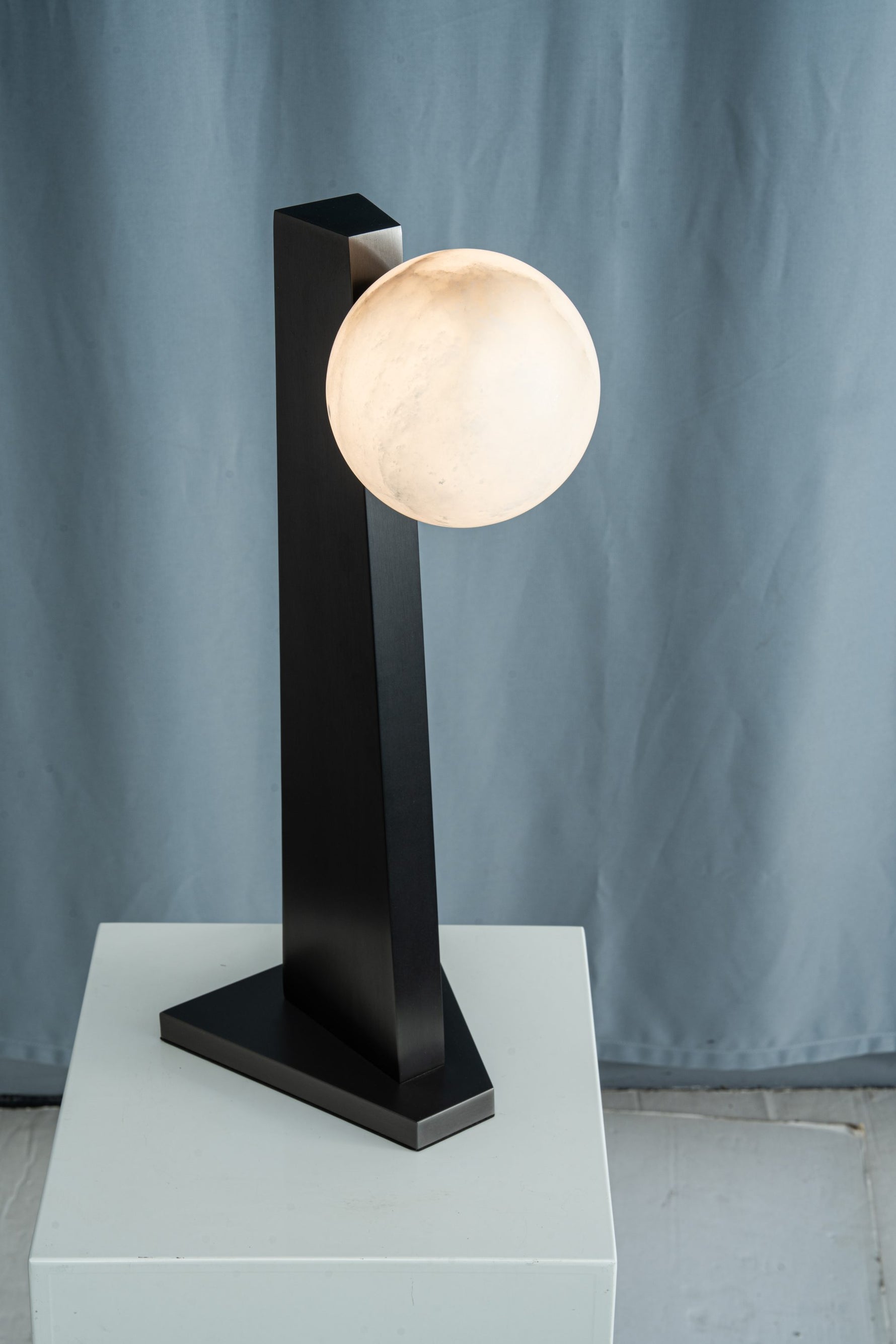 yiosi-sfera-moon-on-pedestal-mt331-1-090-040.jpg