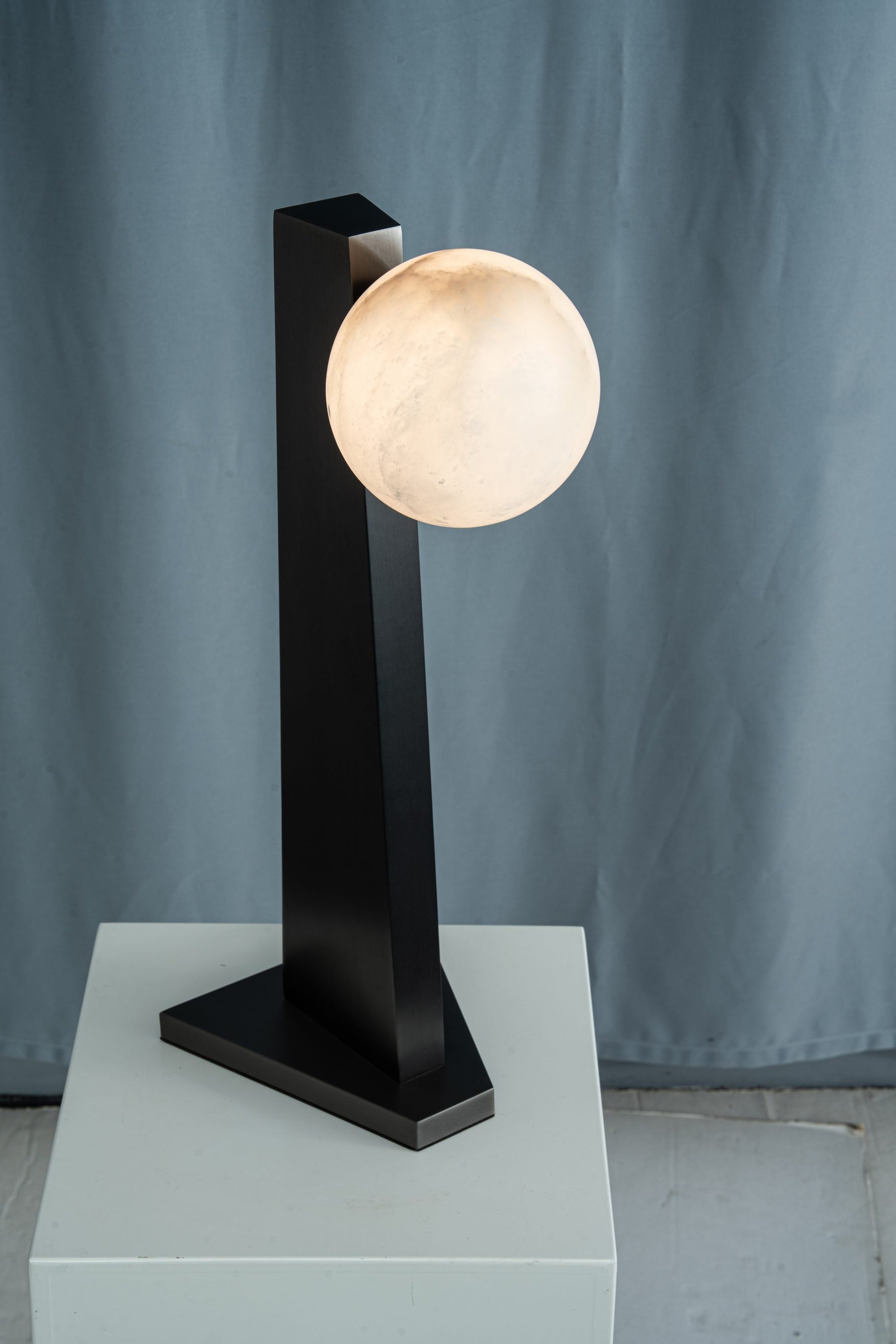yiosi-sfera-moon-on-pedestal-mt331-1-090-041.jpg