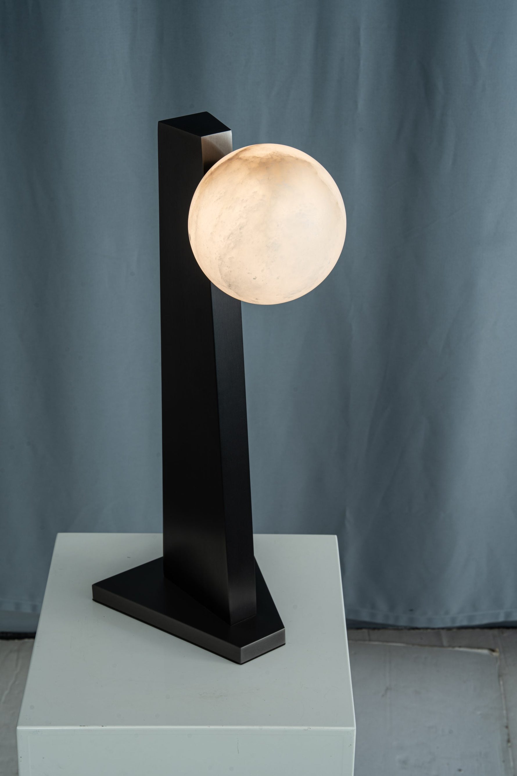 yiosi-sfera-moon-on-pedestal-mt331-1-090-042.jpg