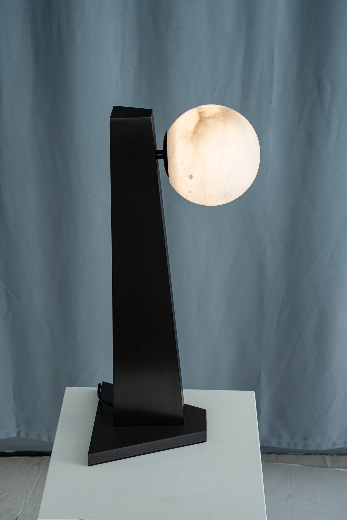 yiosi-sfera-moon-on-pedestal-mt331-1-090-046.jpg