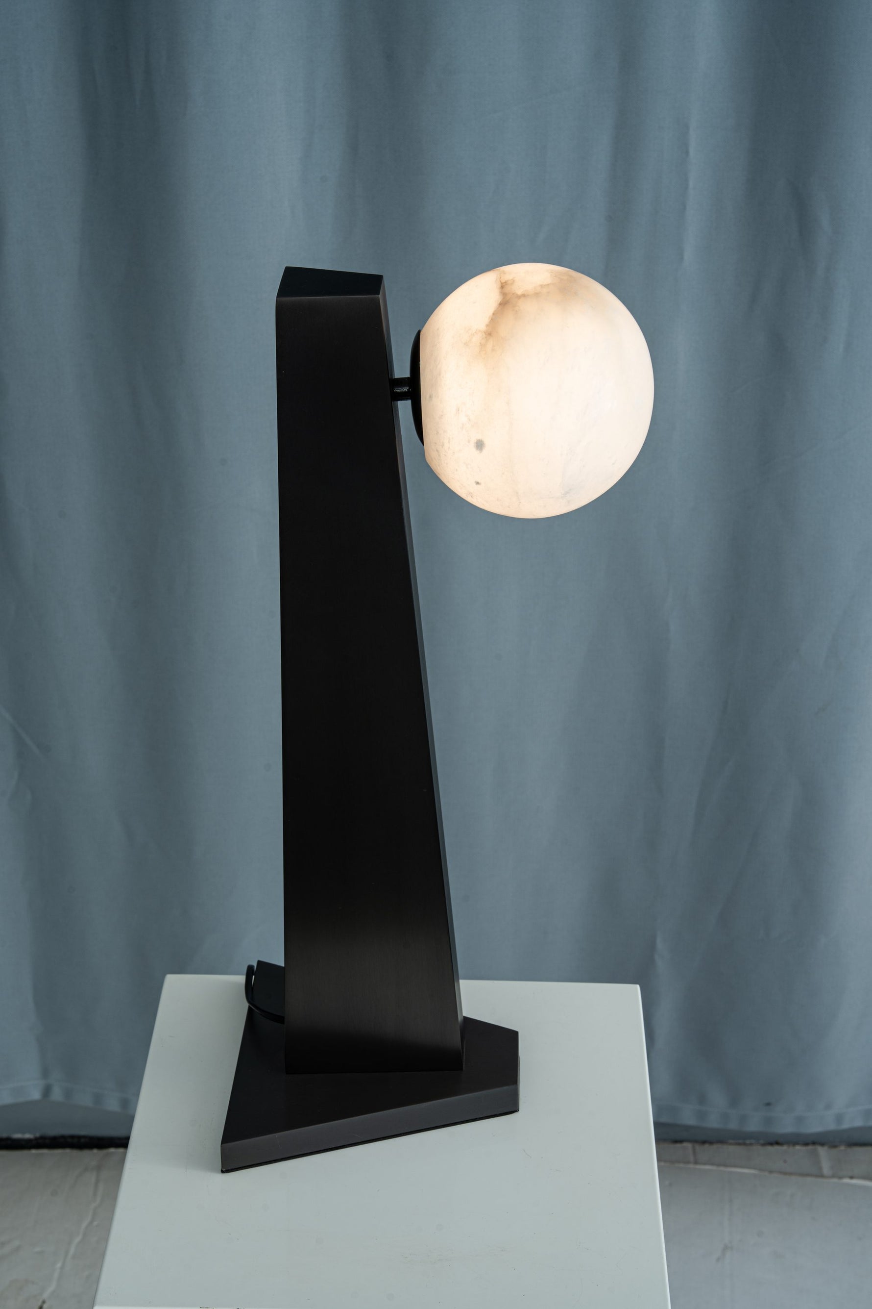 yiosi-sfera-moon-on-pedestal-mt331-1-090-046.jpg