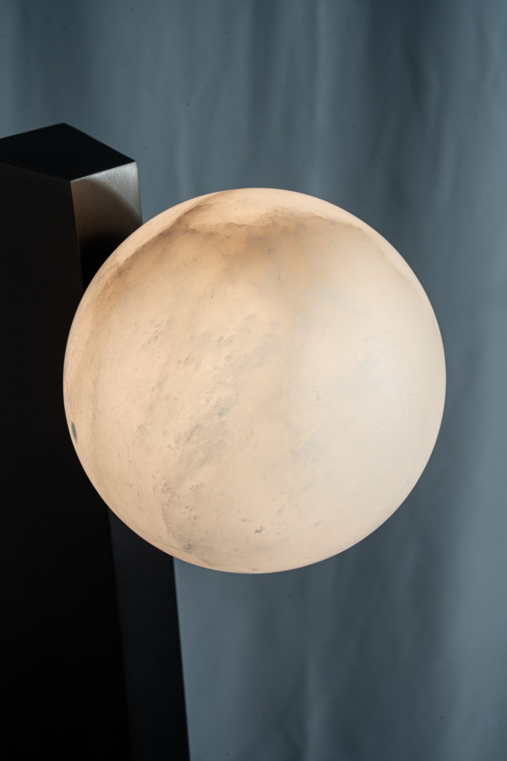 yiosi-sfera-moon-on-pedestal-mt331-1-090-053.jpg