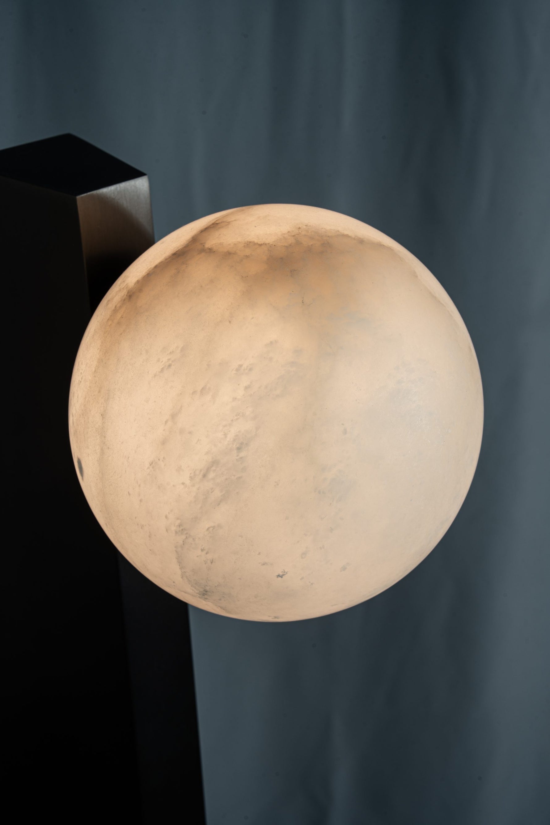 yiosi-sfera-moon-on-pedestal-mt331-1-090-054.jpg