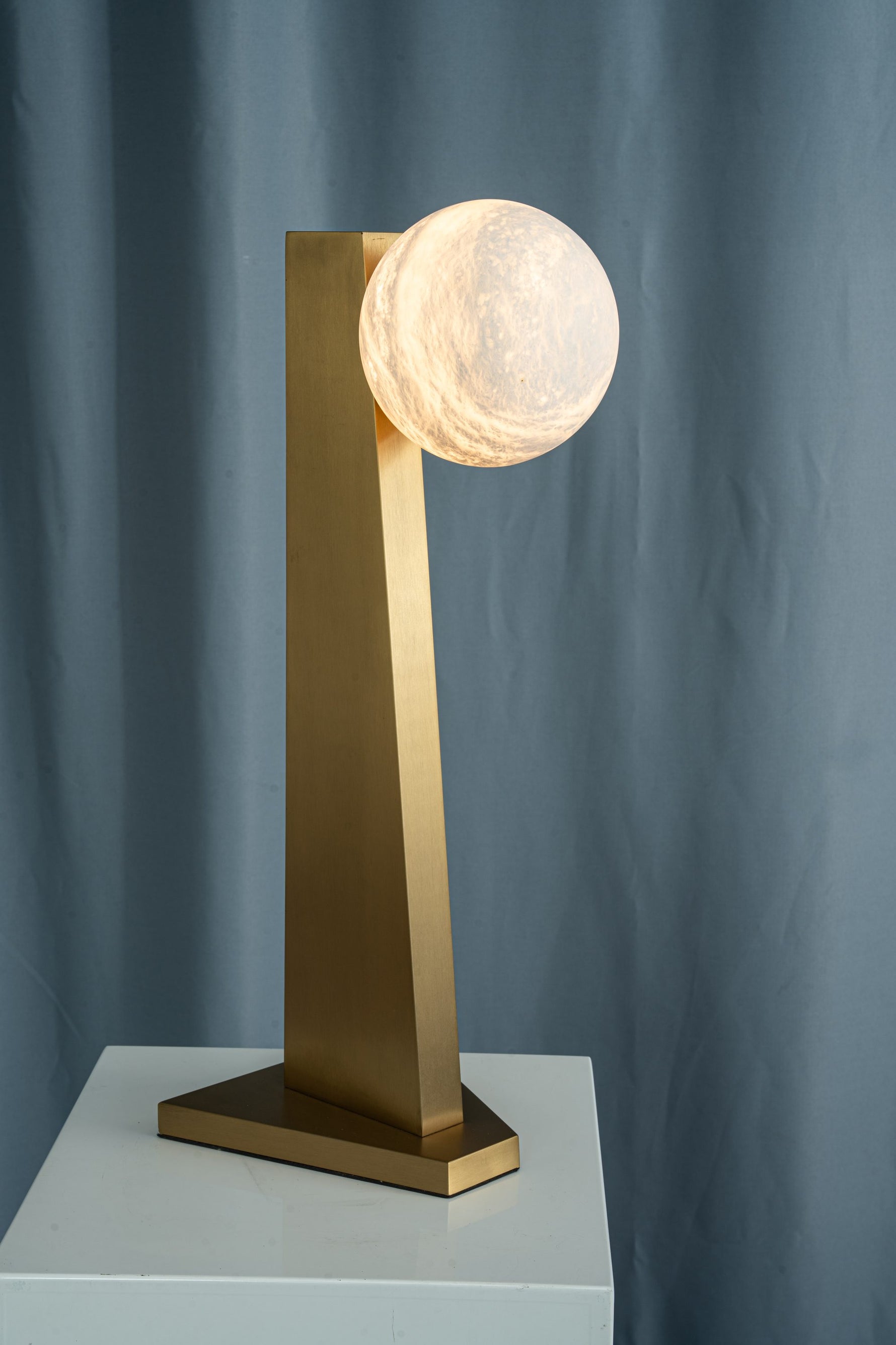 yiosi-sfera-moon-on-pedestal-mt331-1-090-059.jpg
