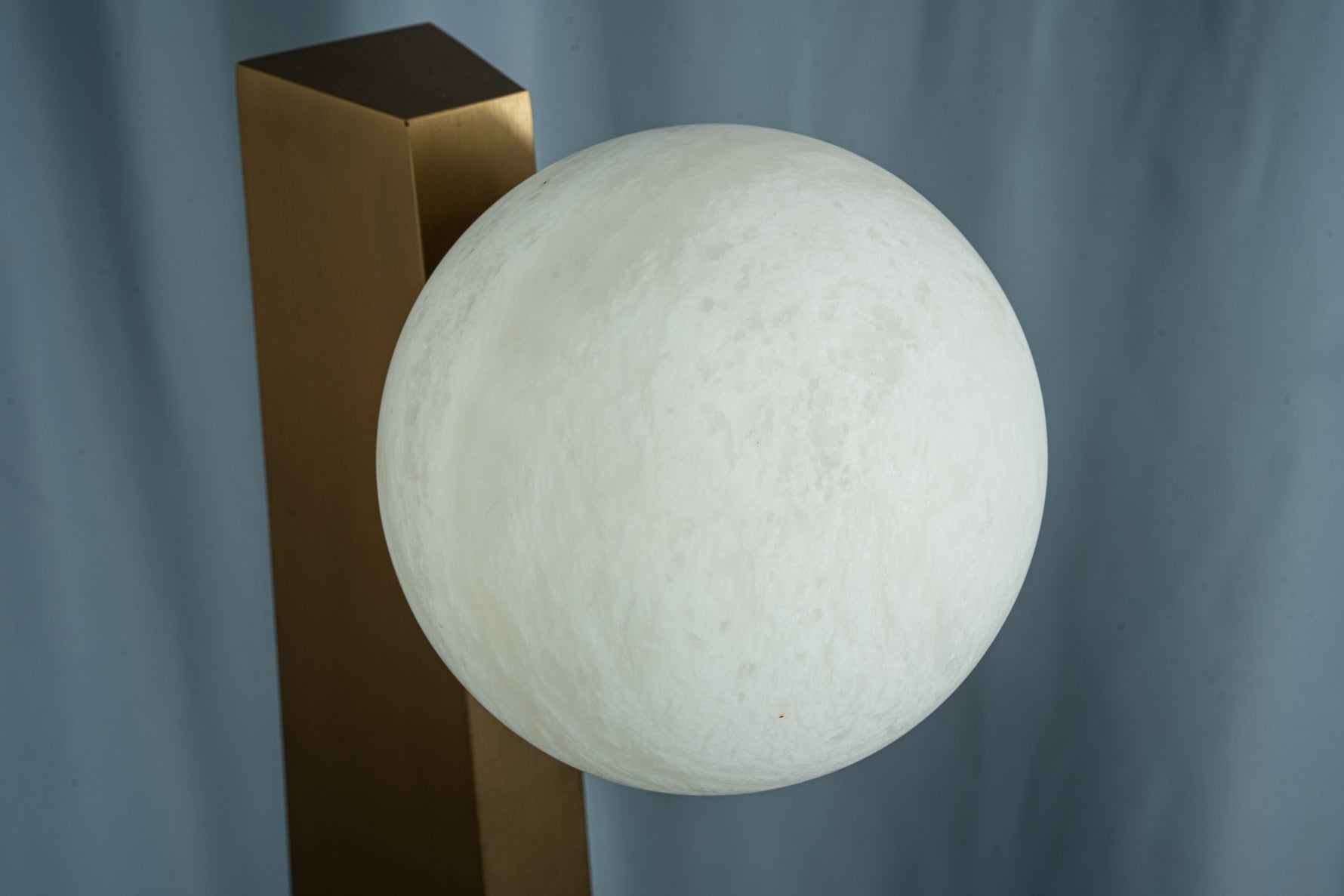 yiosi-sfera-moon-on-pedestal-mt331-1-090-064.jpg
