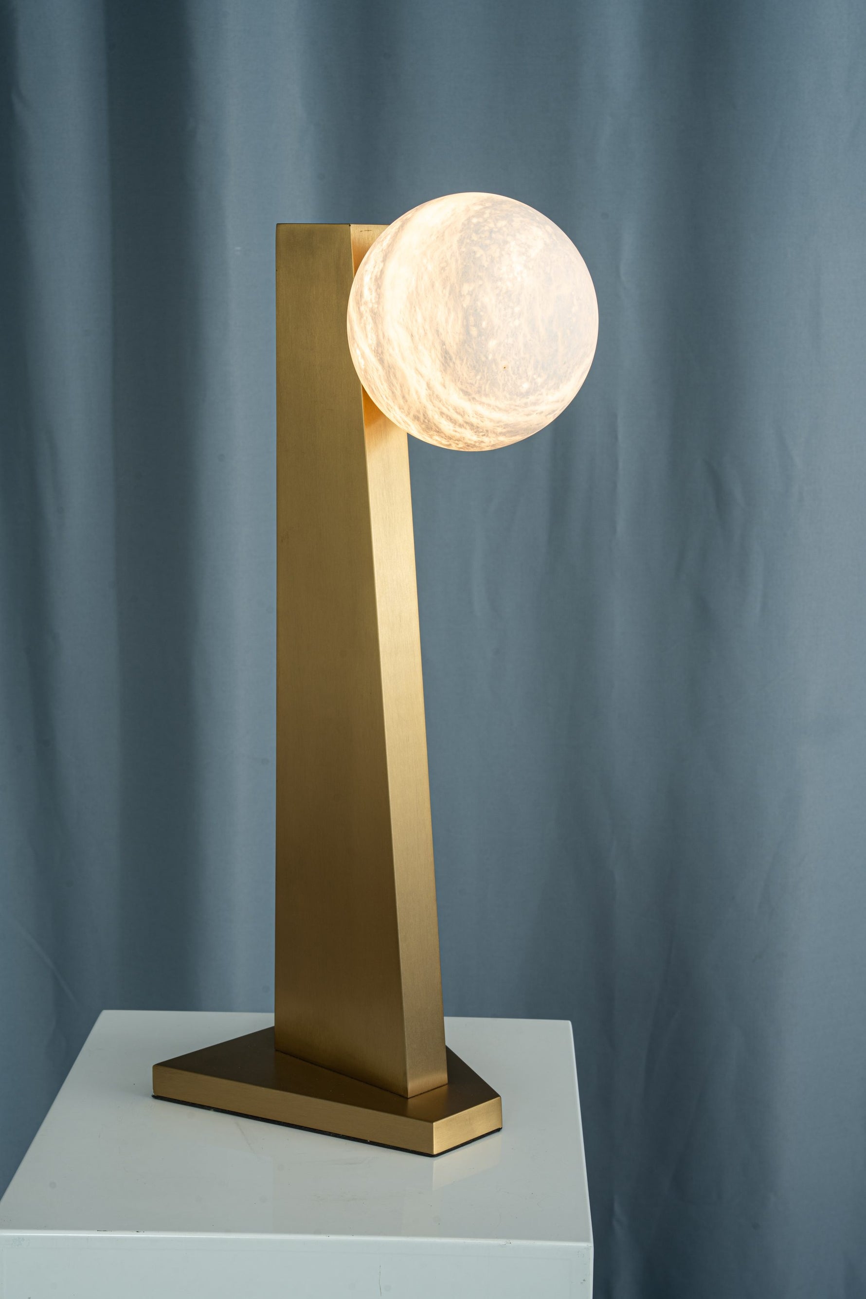 yiosi-sfera-moon-on-pedestal-mt331-1-090-069.jpg