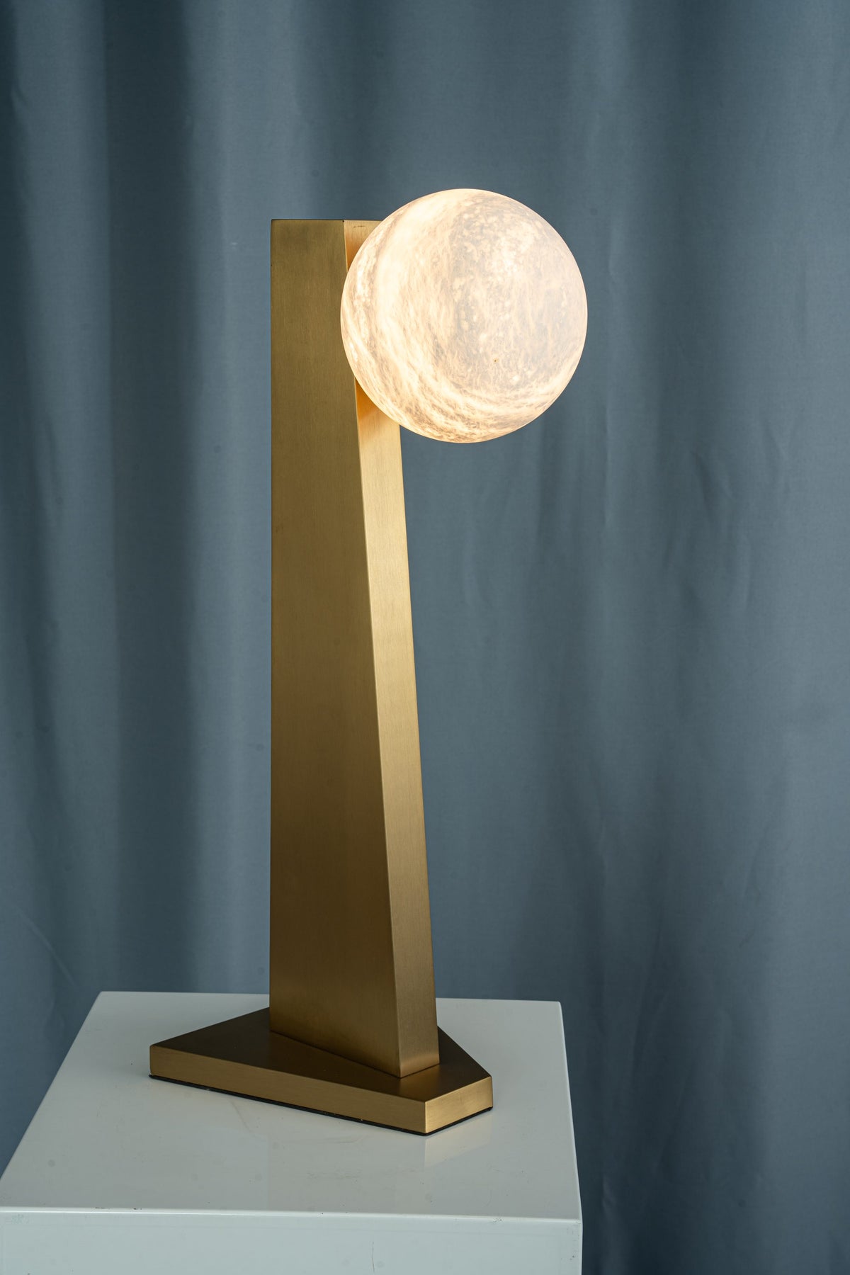 yiosi-sfera-moon-on-pedestal-mt331-1-090-070.jpg