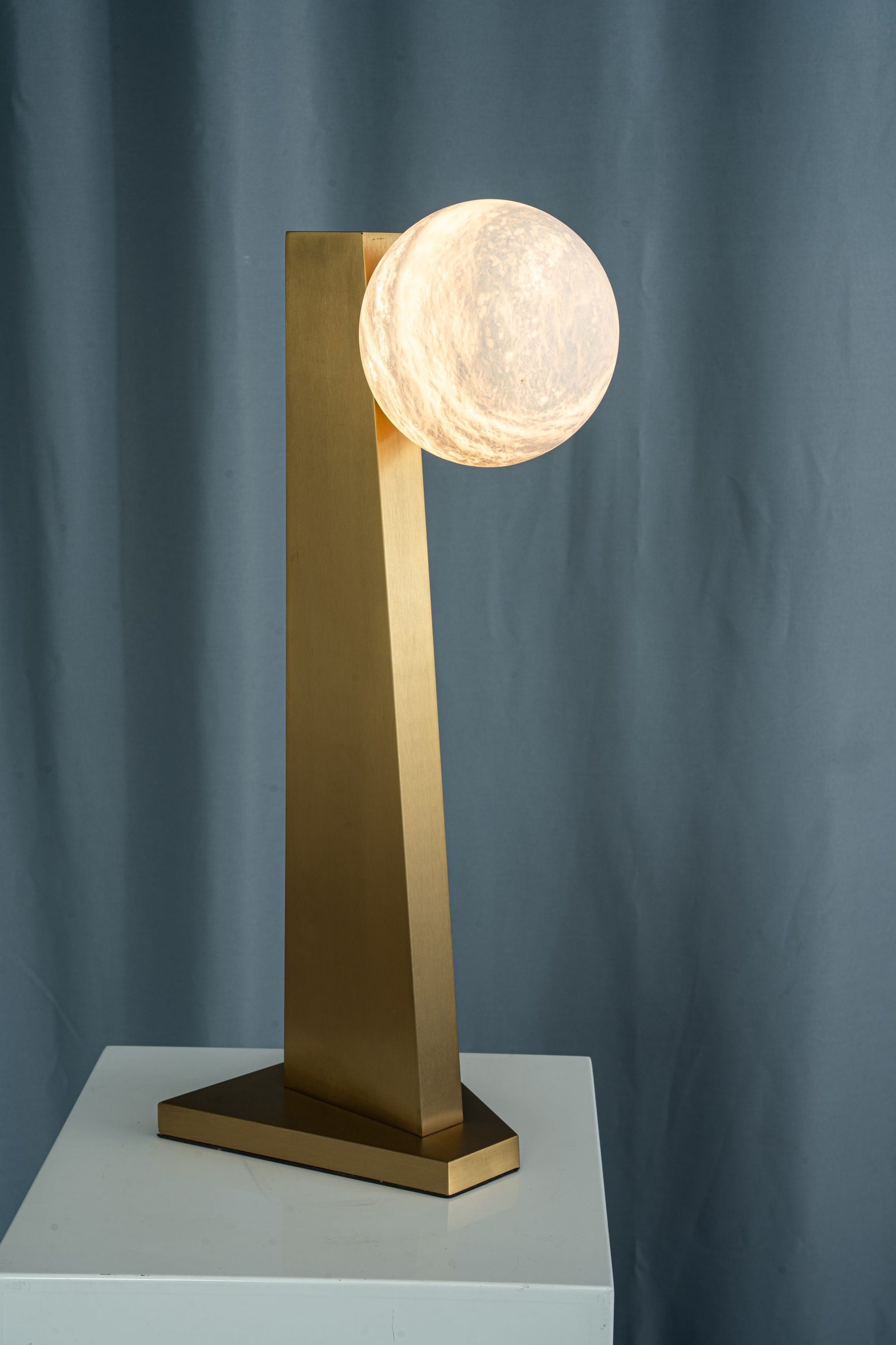 yiosi-sfera-moon-on-pedestal-mt331-1-090-070.jpg