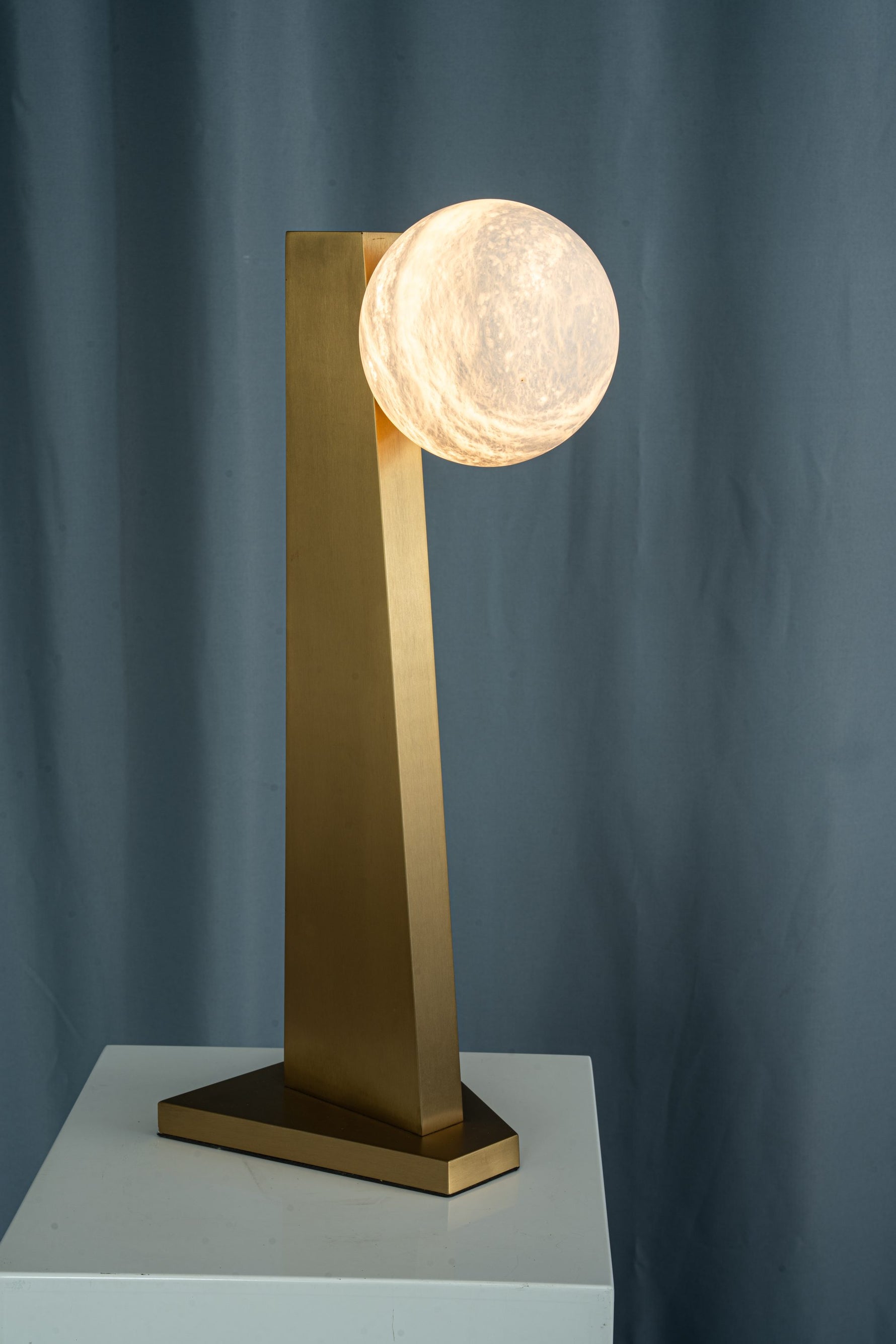 yiosi-sfera-moon-on-pedestal-mt331-1-090-071.jpg