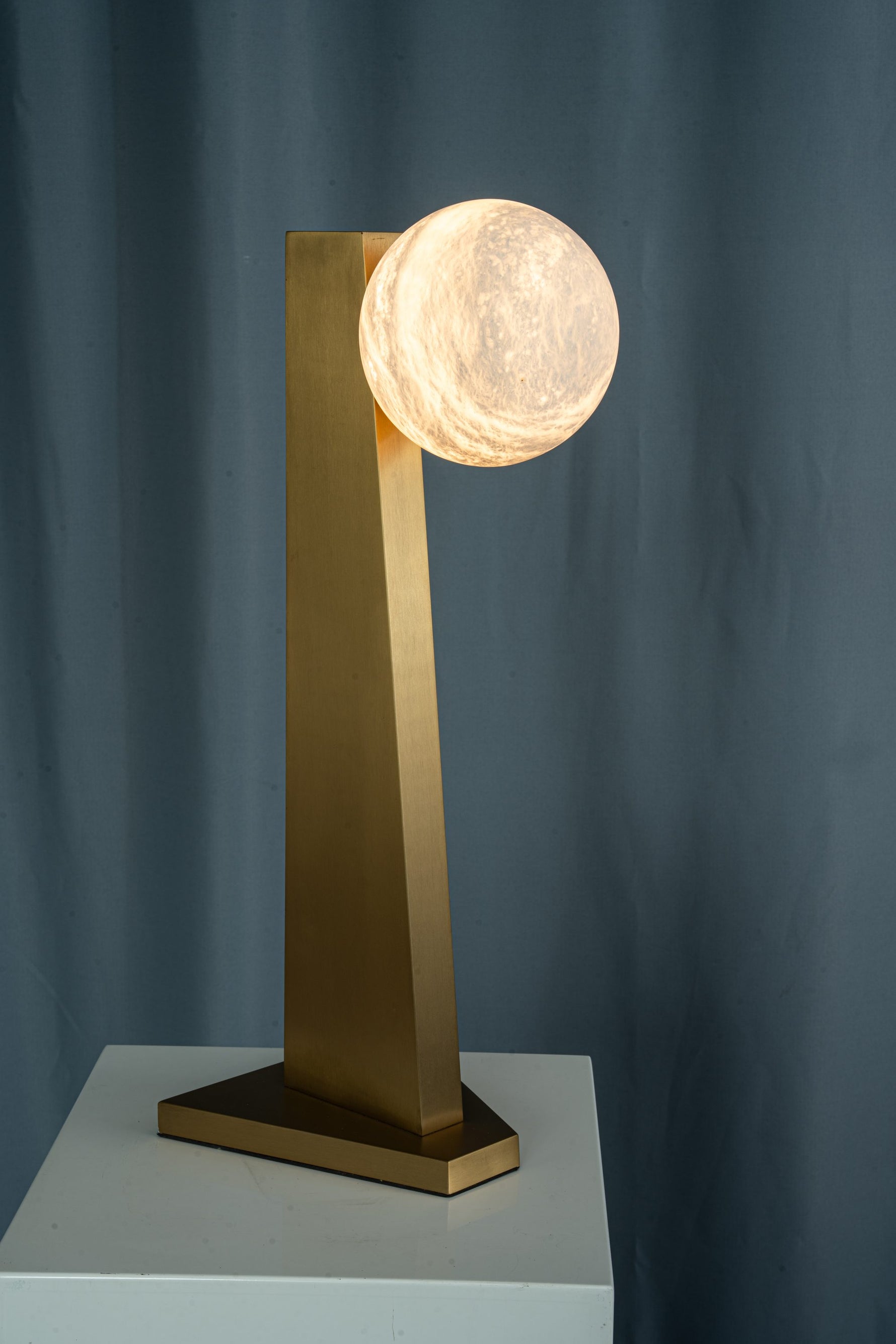 yiosi-sfera-moon-on-pedestal-mt331-1-090-072.jpg