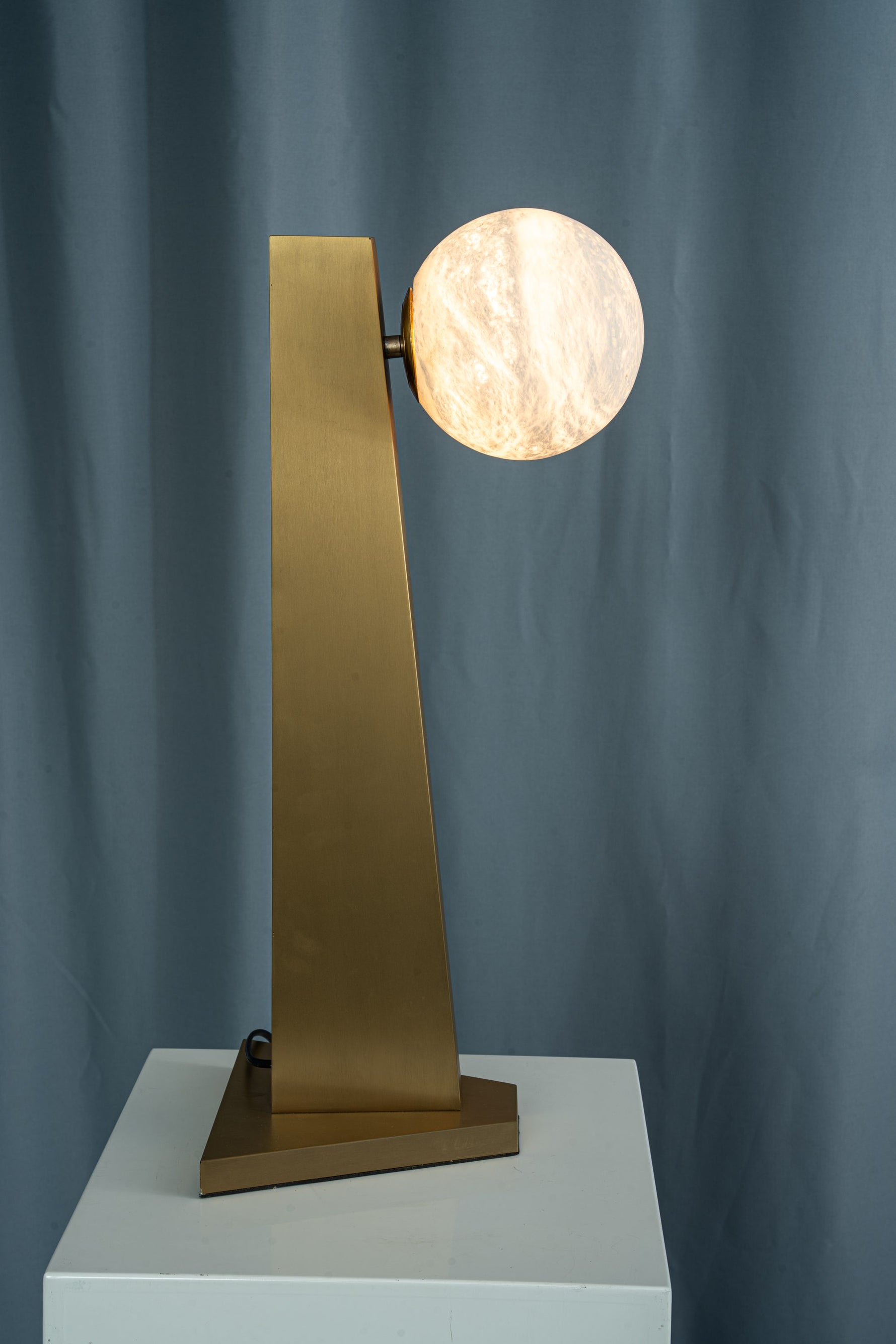 yiosi-sfera-moon-on-pedestal-mt331-1-090-075.jpg