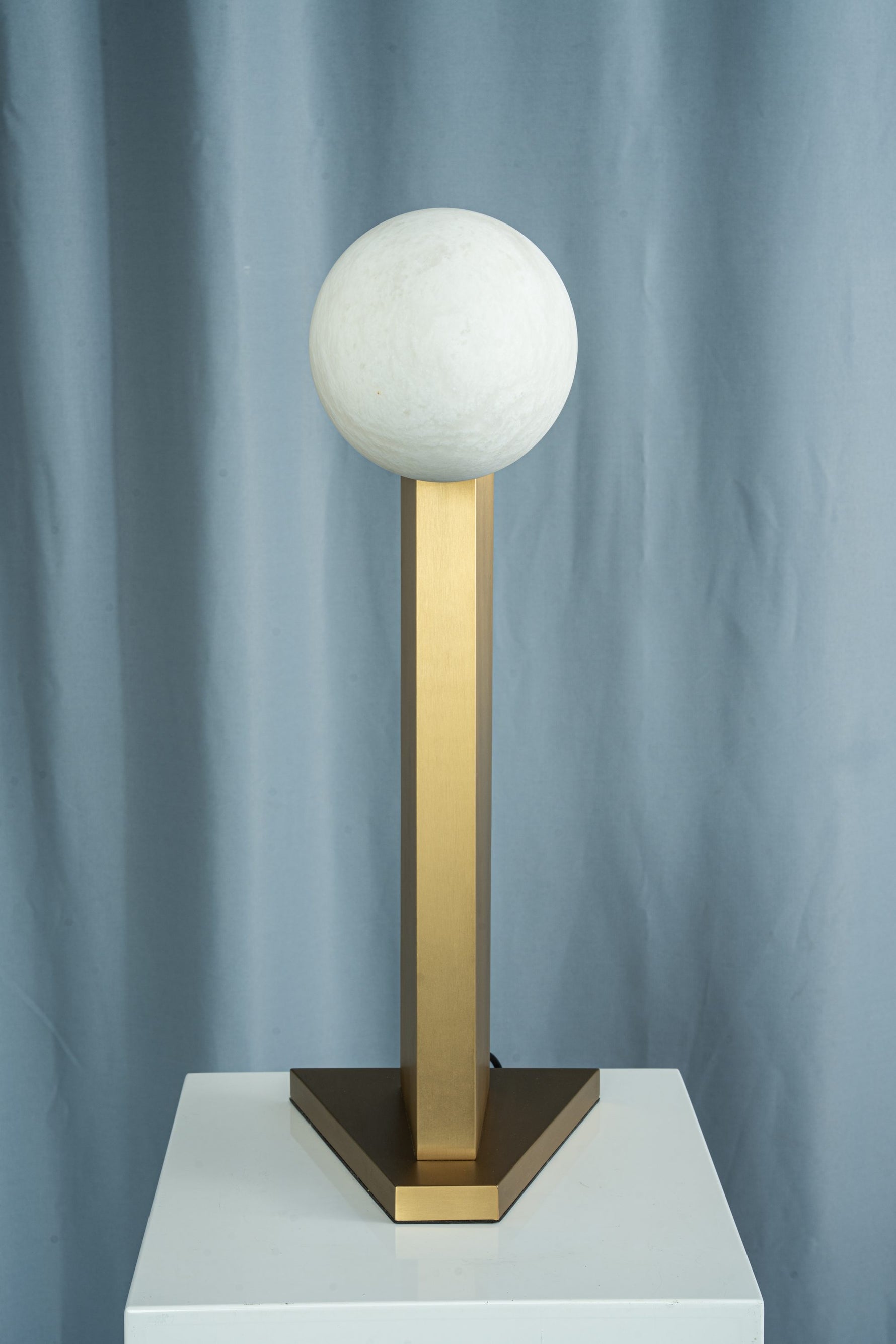 yiosi-sfera-moon-on-pedestal-mt331-1-090-080.jpg