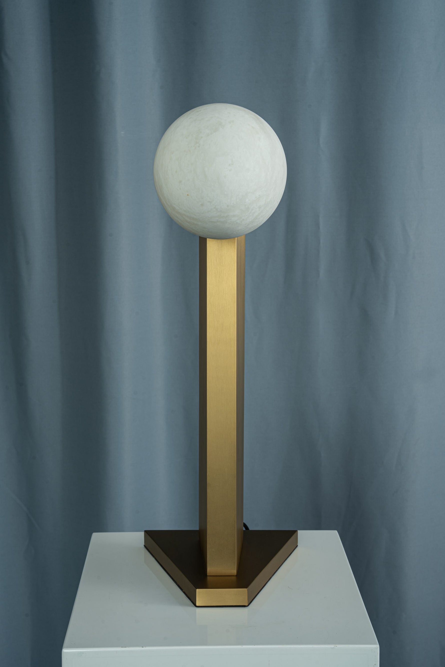 yiosi-sfera-moon-on-pedestal-mt331-1-090-082.jpg