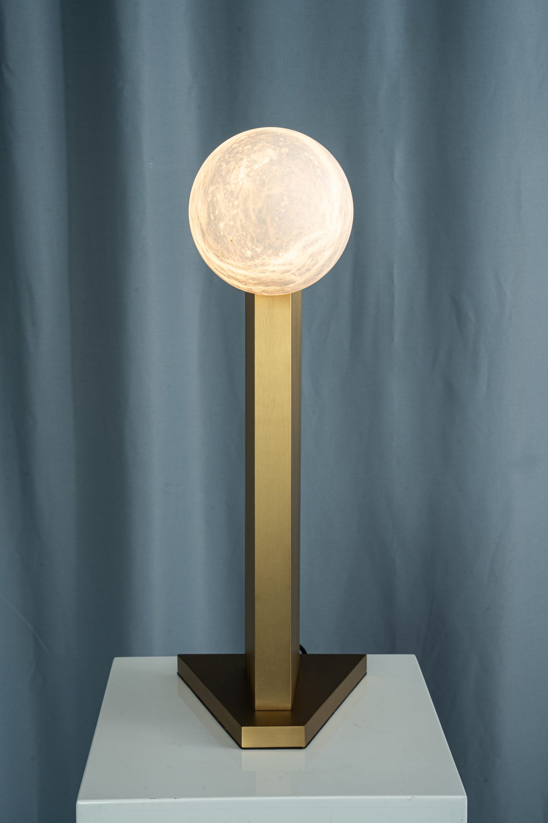 yiosi-sfera-moon-on-pedestal-mt331-1-090-083.jpg