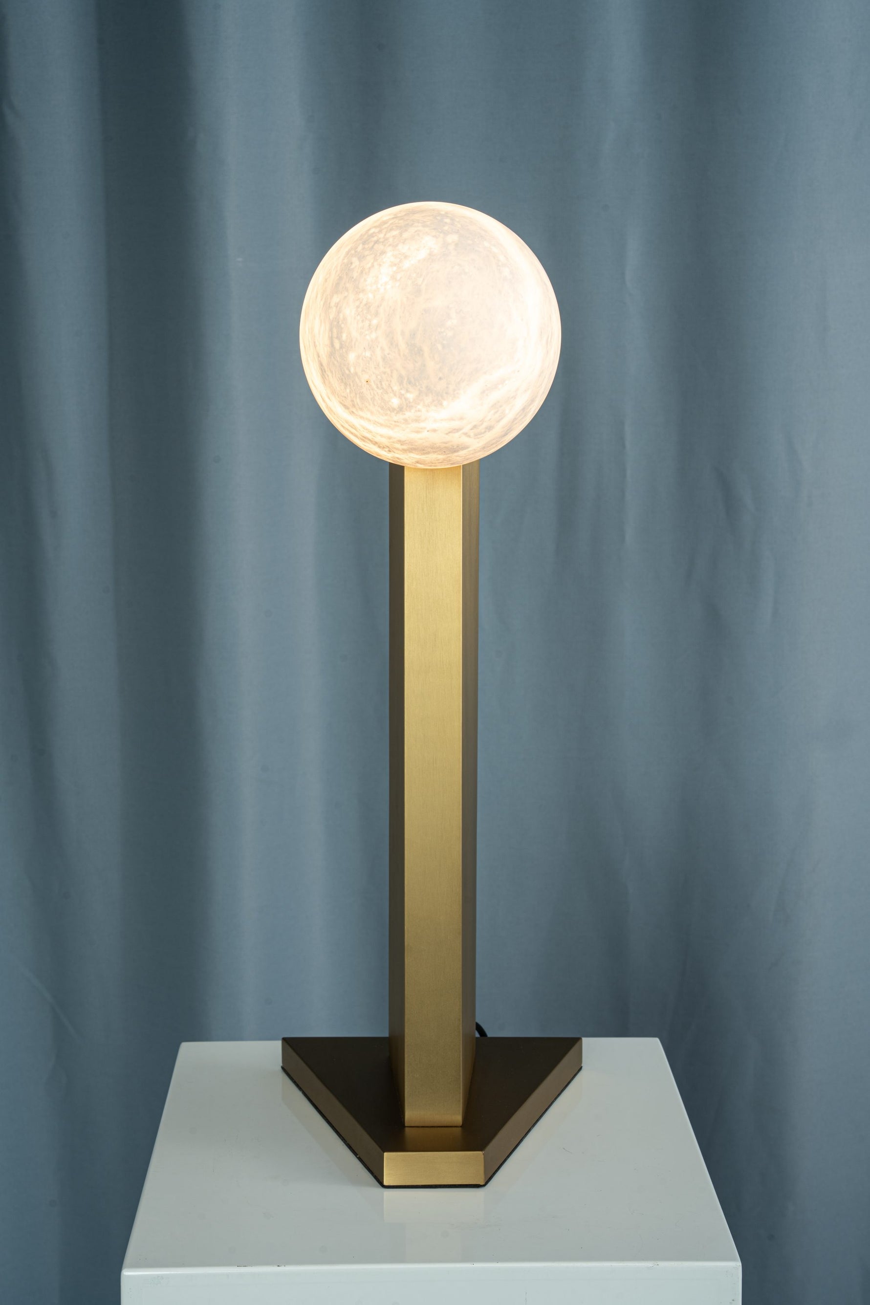 yiosi-sfera-moon-on-pedestal-mt331-1-090-084.jpg