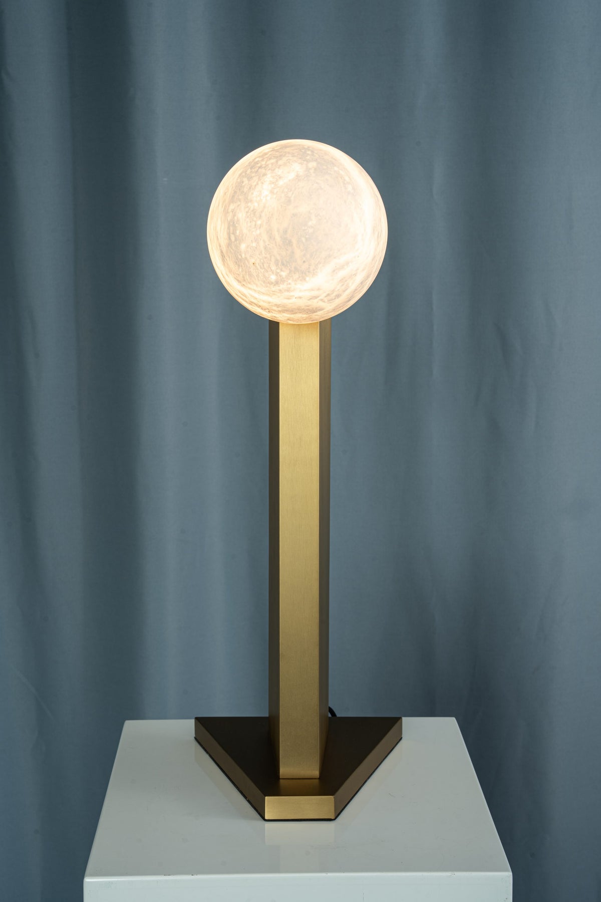yiosi-sfera-moon-on-pedestal-mt331-1-090-085.jpg