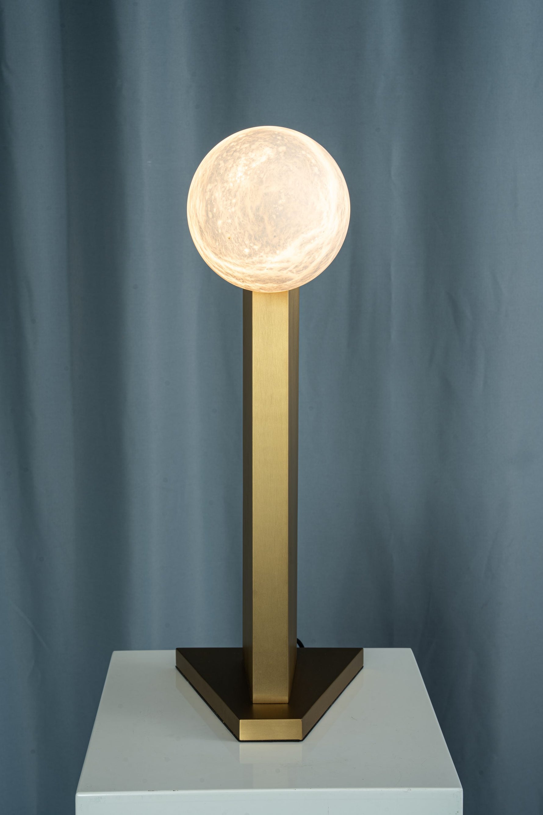 yiosi-sfera-moon-on-pedestal-mt331-1-090-085.jpg
