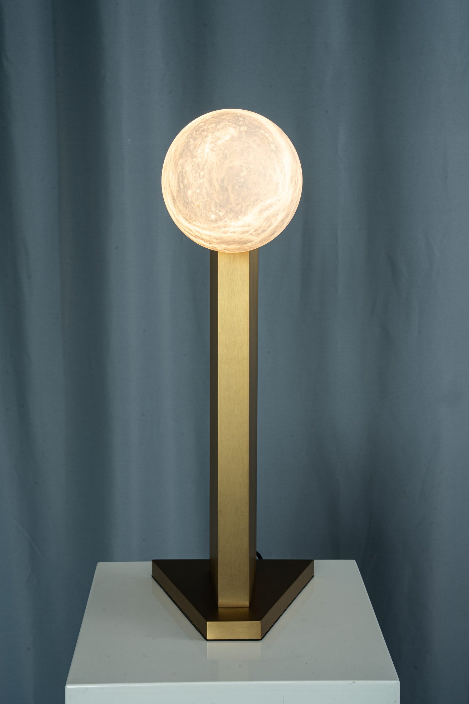 yiosi-sfera-moon-on-pedestal-mt331-1-090-086.jpg