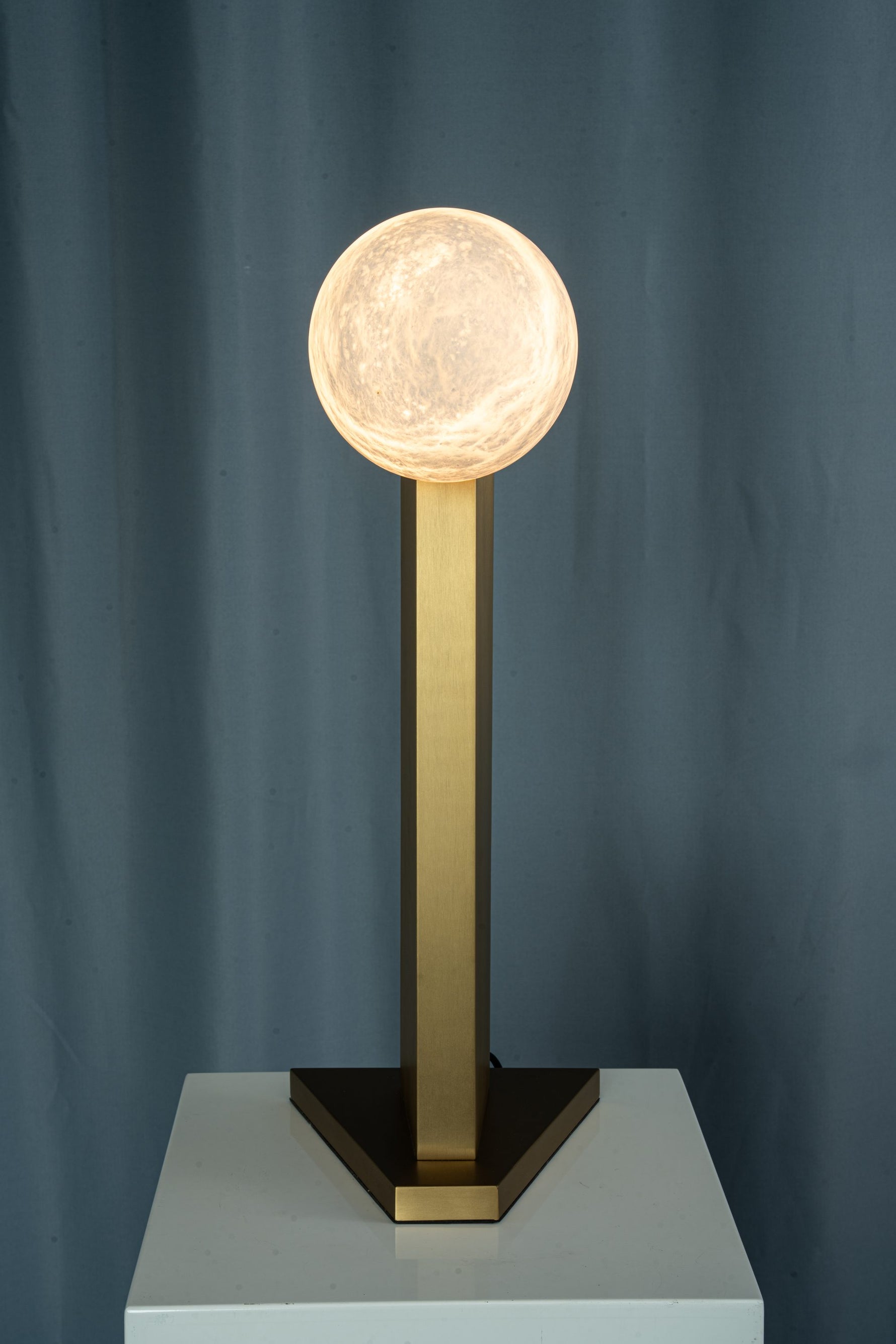 yiosi-sfera-moon-on-pedestal-mt331-1-090-087.jpg