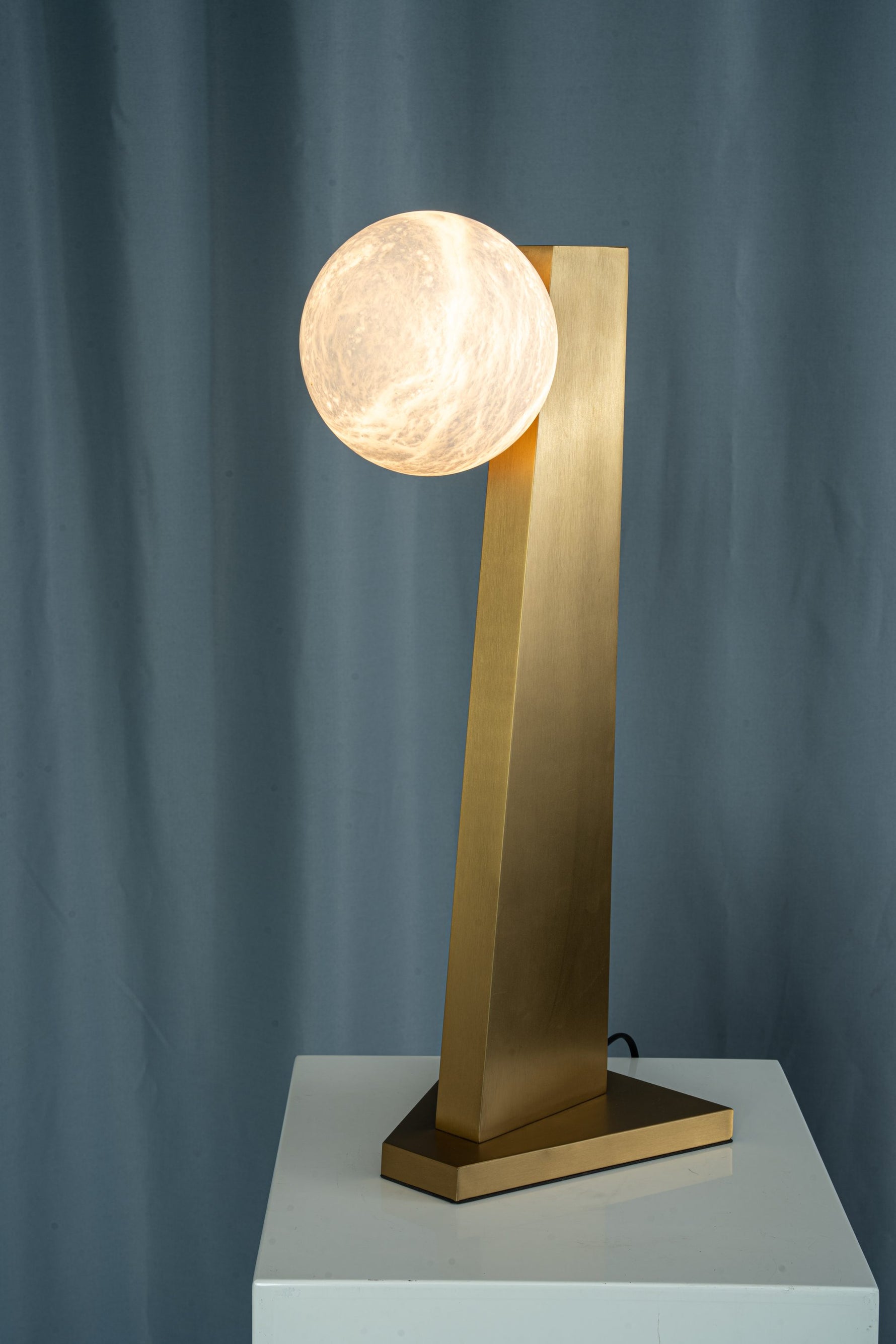 yiosi-sfera-moon-on-pedestal-mt331-1-090-090.jpg
