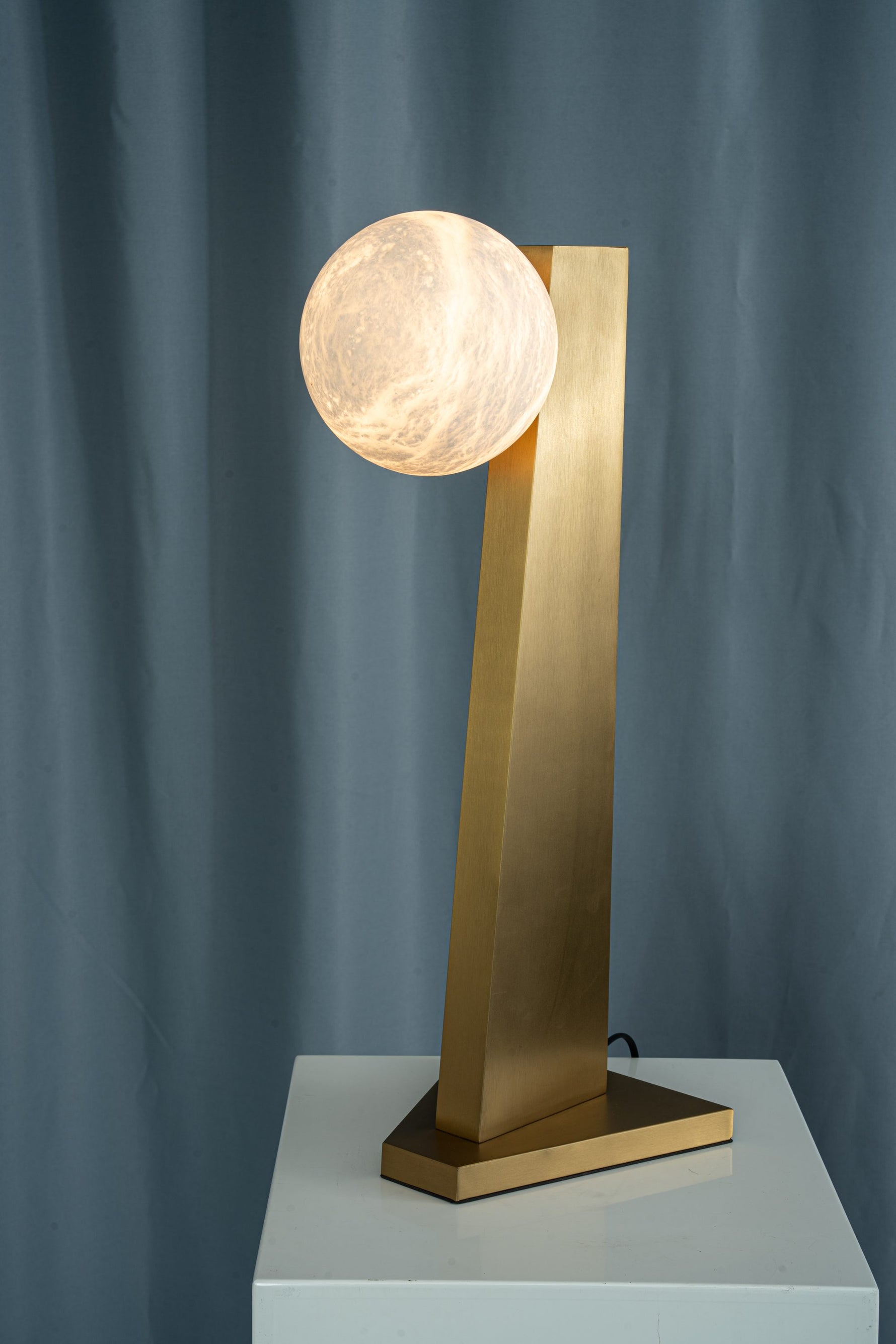yiosi-sfera-moon-on-pedestal-mt331-1-090-091.jpg