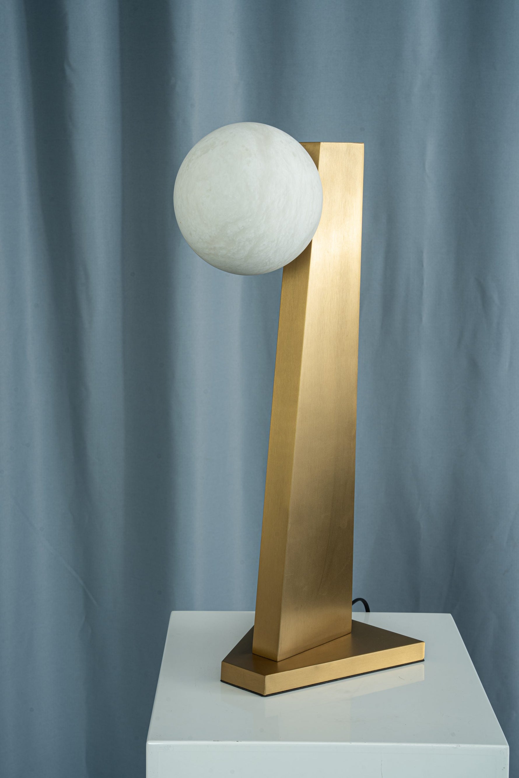 yiosi-sfera-moon-on-pedestal-mt331-1-090-093.jpg