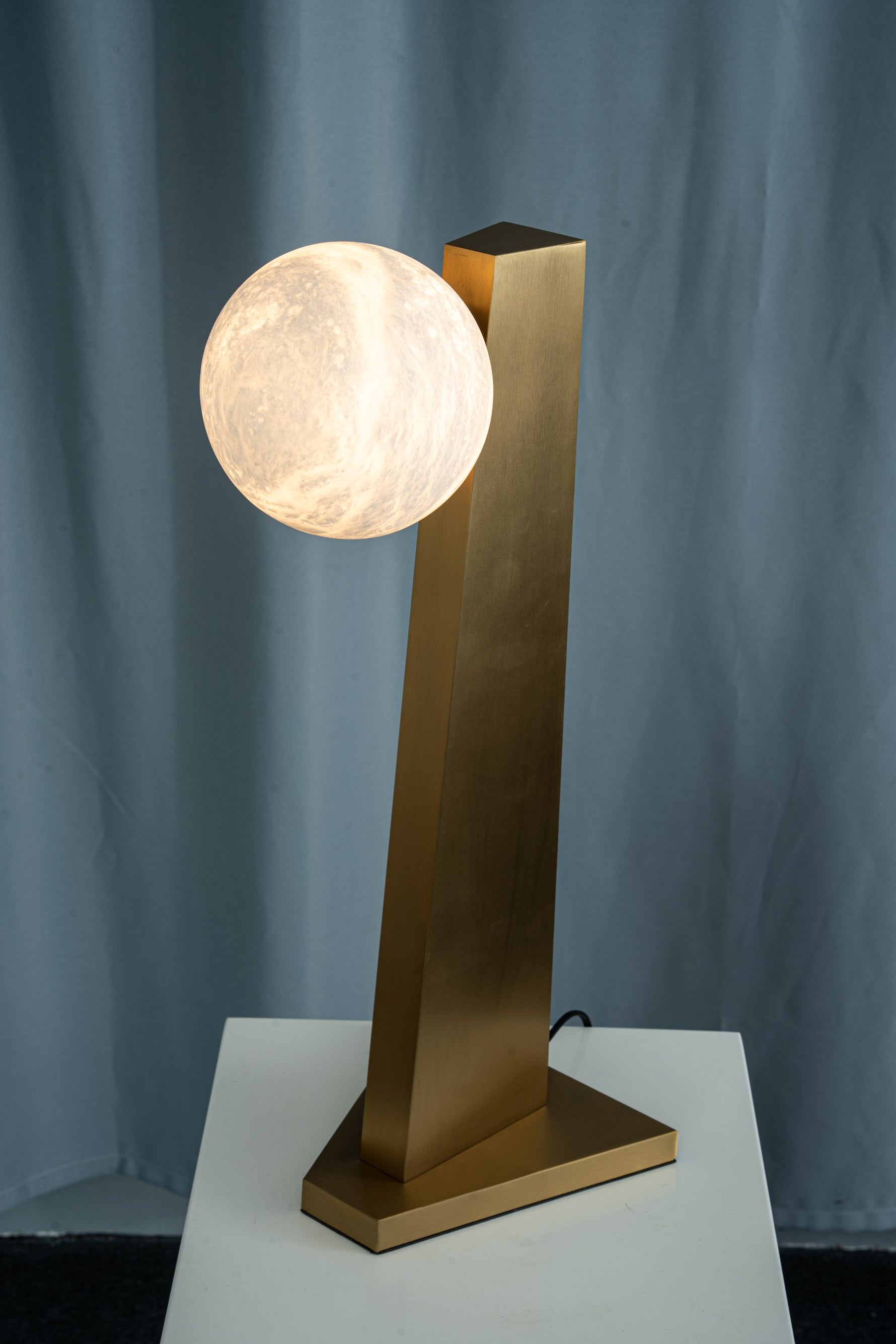 yiosi-sfera-moon-on-pedestal-mt331-1-090-097.jpg