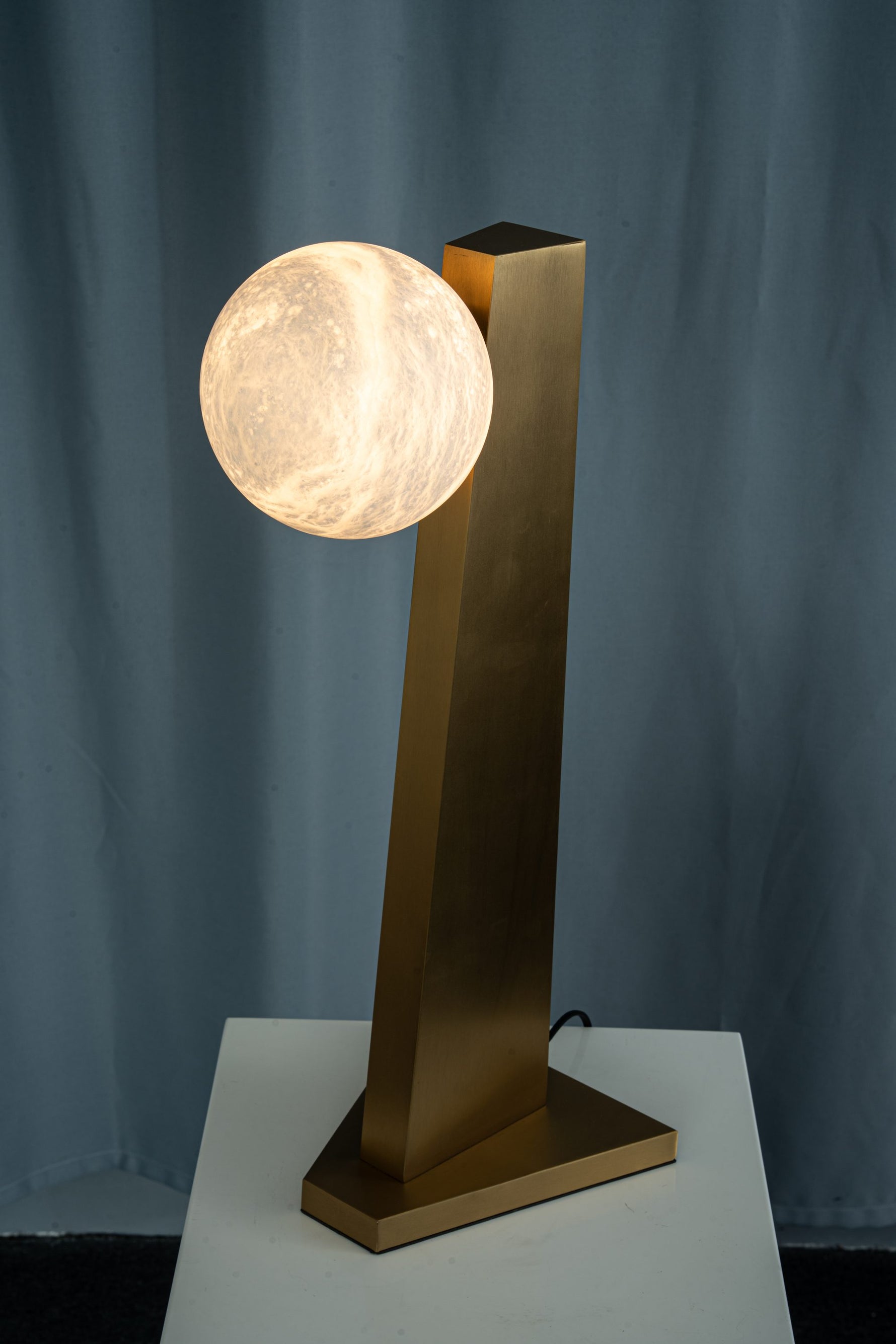yiosi-sfera-moon-on-pedestal-mt331-1-090-099.jpg