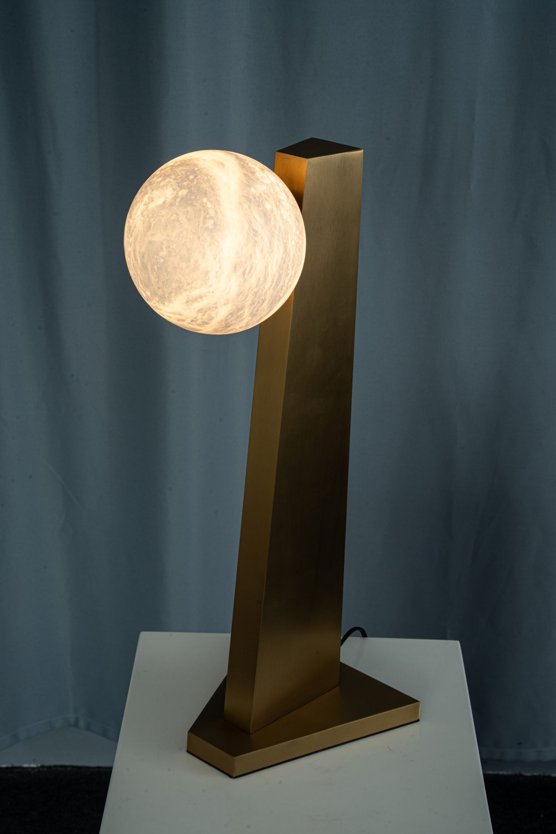 yiosi-sfera-moon-on-pedestal-mt331-1-090-100.jpg