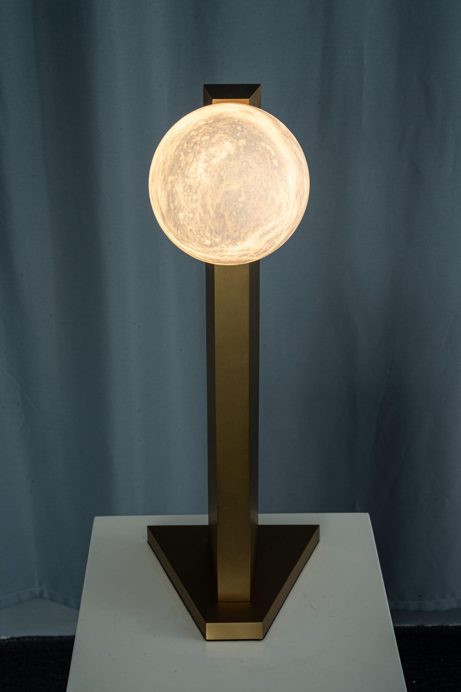 yiosi-sfera-moon-on-pedestal-mt331-1-090-101.jpg
