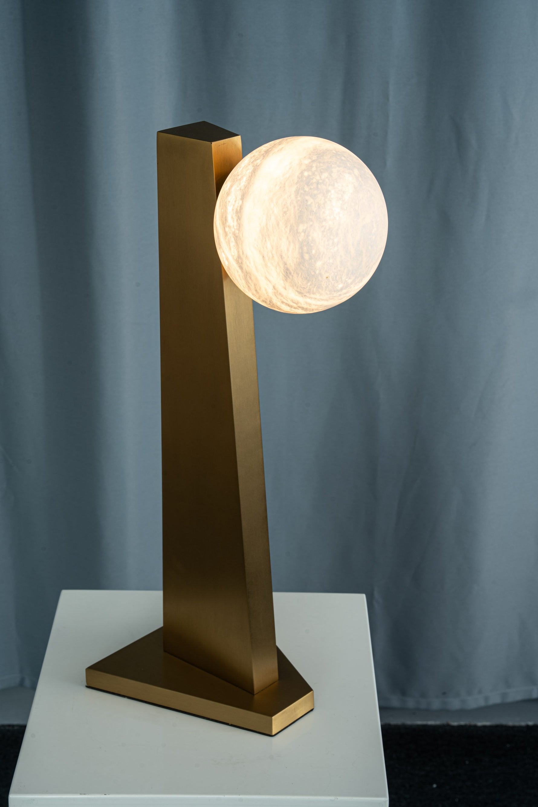 yiosi-sfera-moon-on-pedestal-mt331-1-090-109.jpg