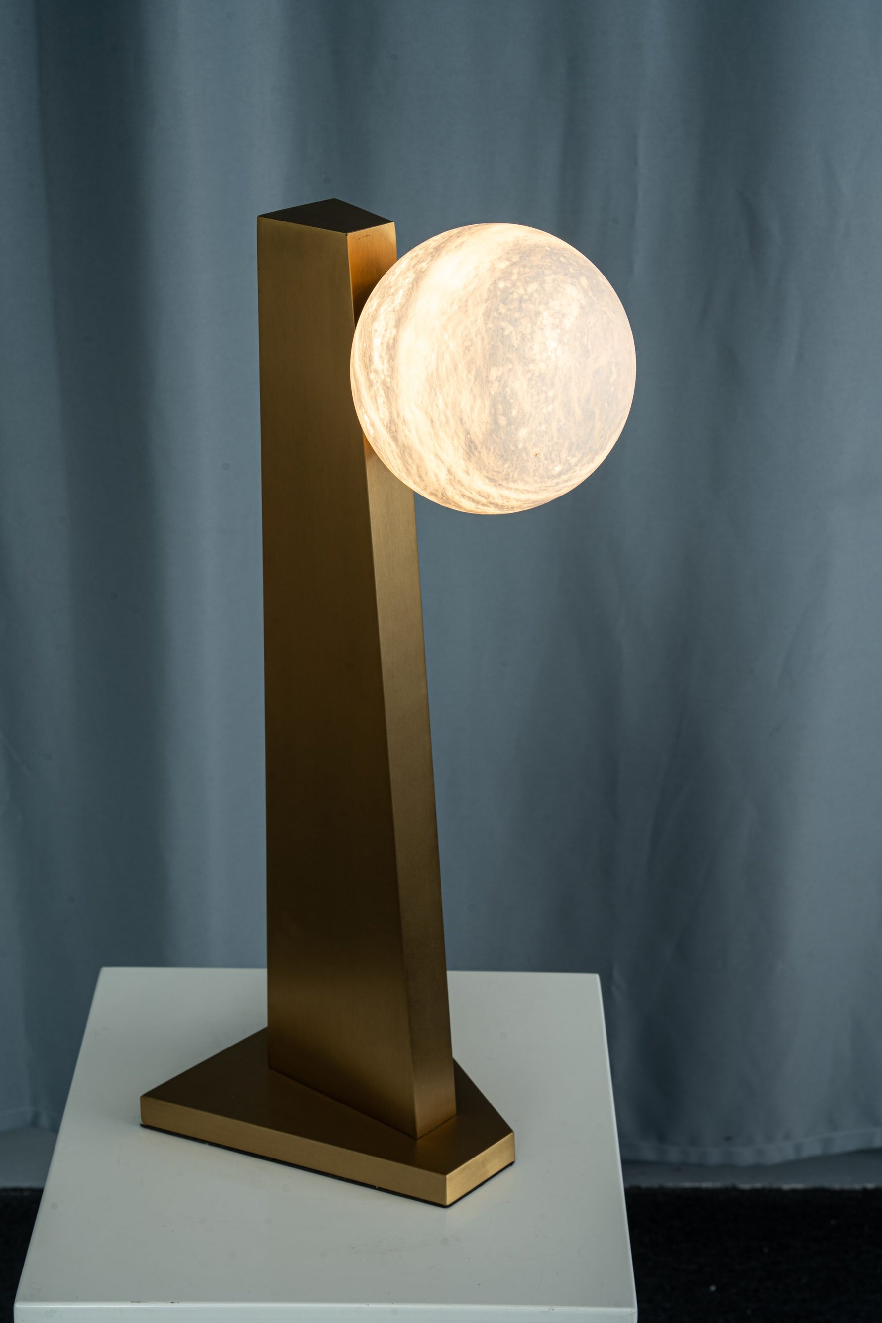 yiosi-sfera-moon-on-pedestal-mt331-1-090-110.jpg