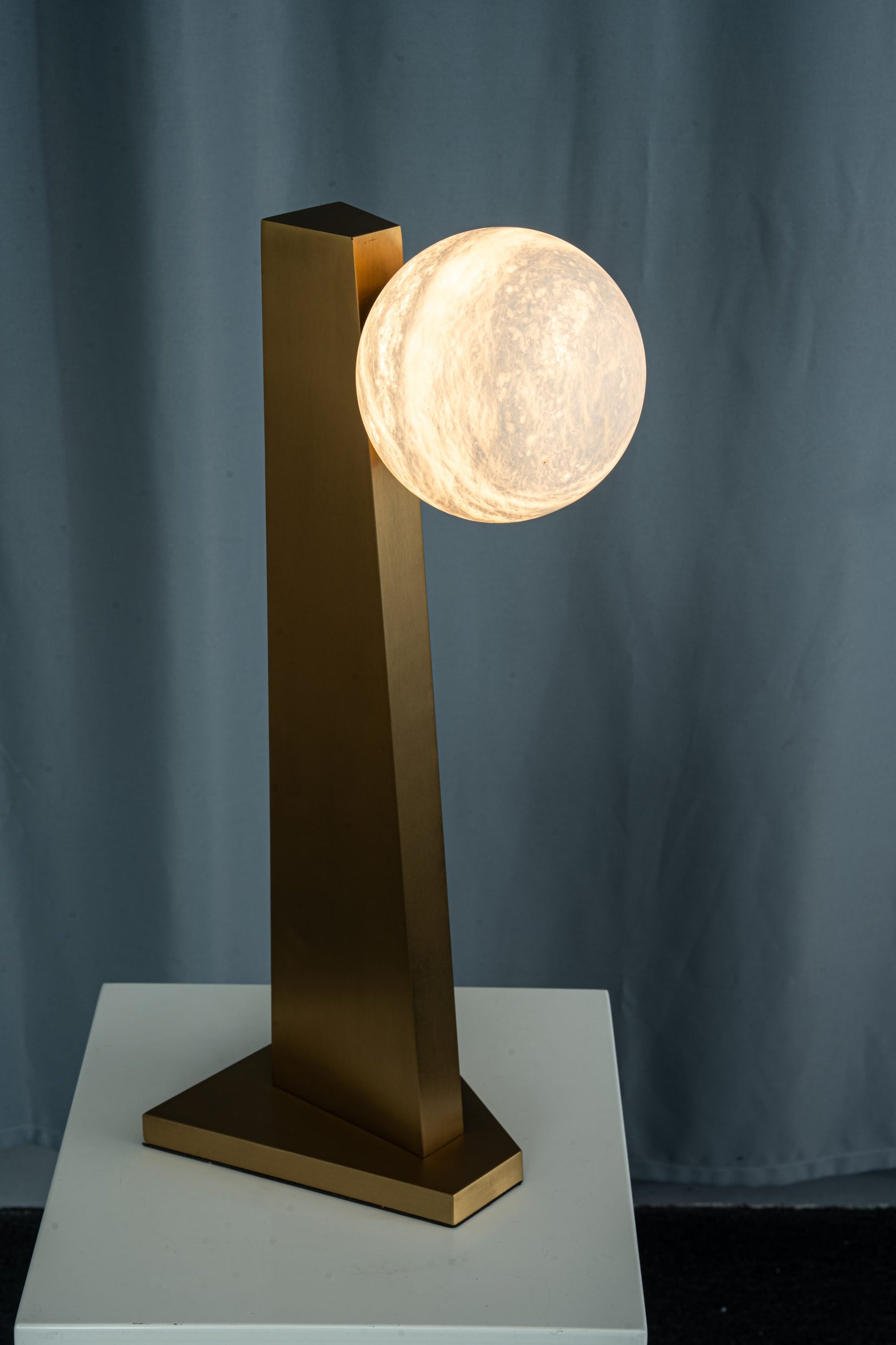 yiosi-sfera-moon-on-pedestal-mt331-1-090-111.jpg