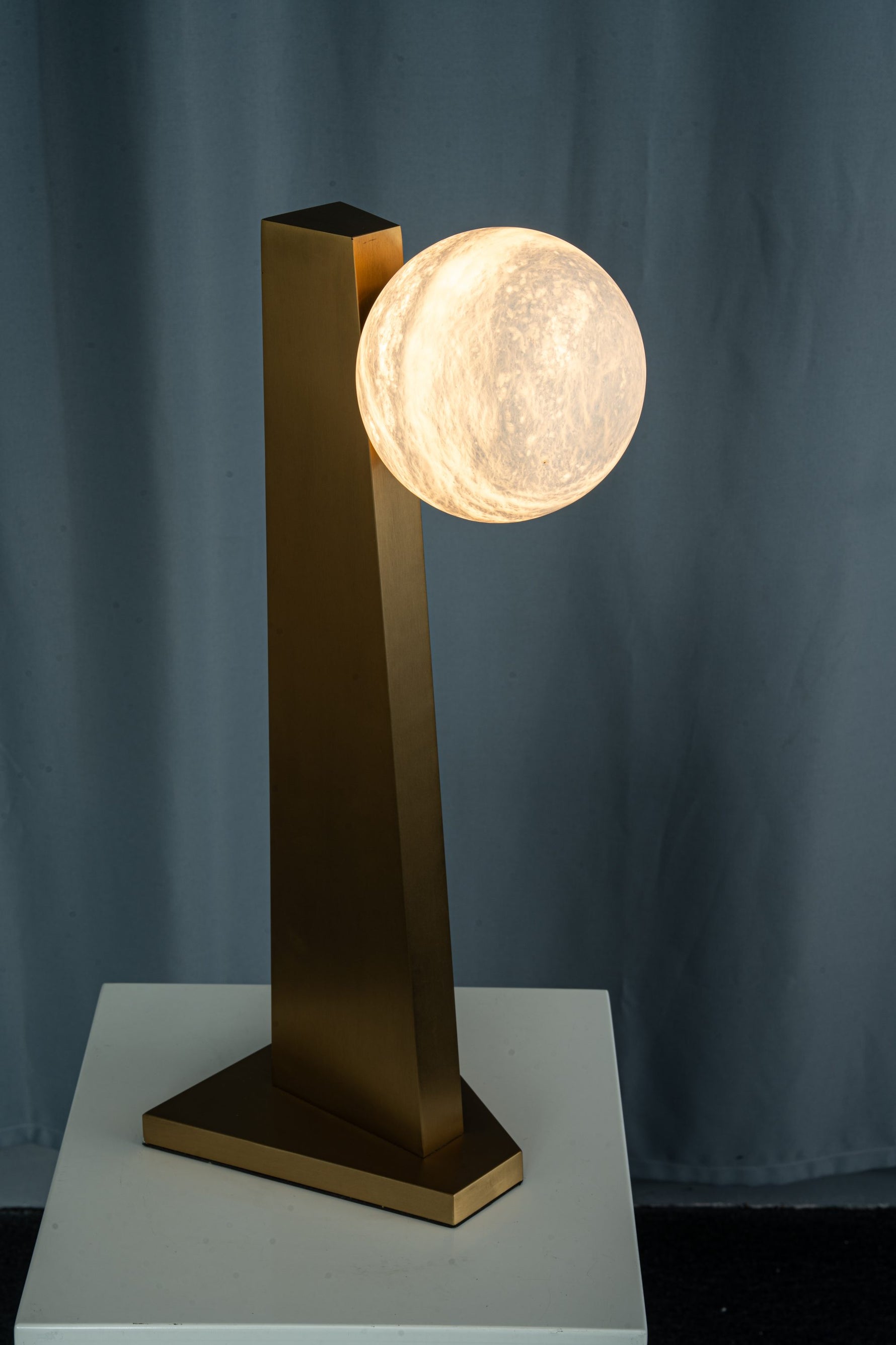 yiosi-sfera-moon-on-pedestal-mt331-1-090-112.jpg