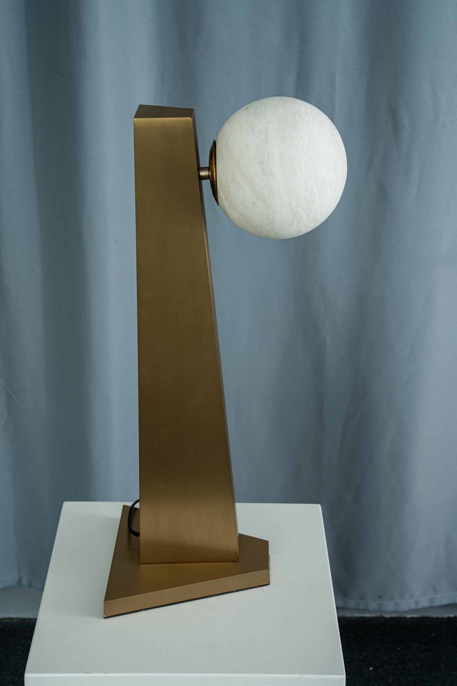yiosi-sfera-moon-on-pedestal-mt331-1-090-117.jpg